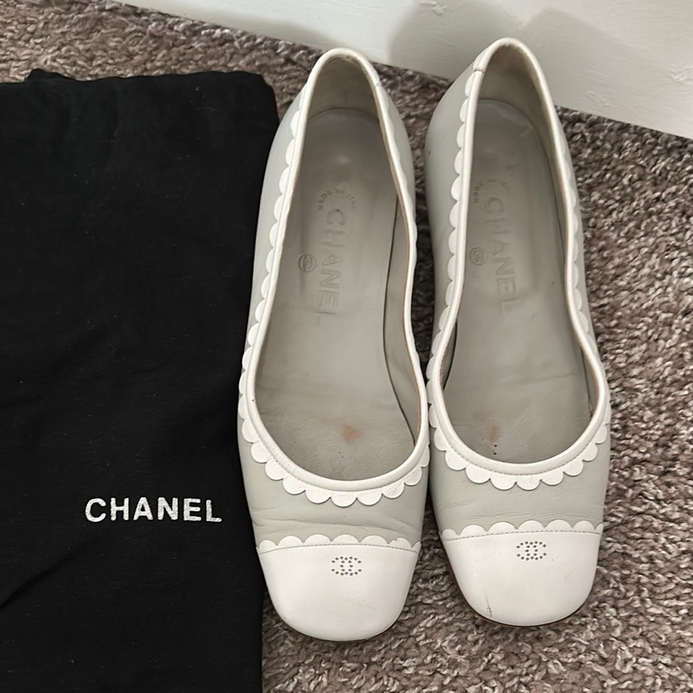 CHANEL Vintage White Scalloped Ballet Flats | Size 37